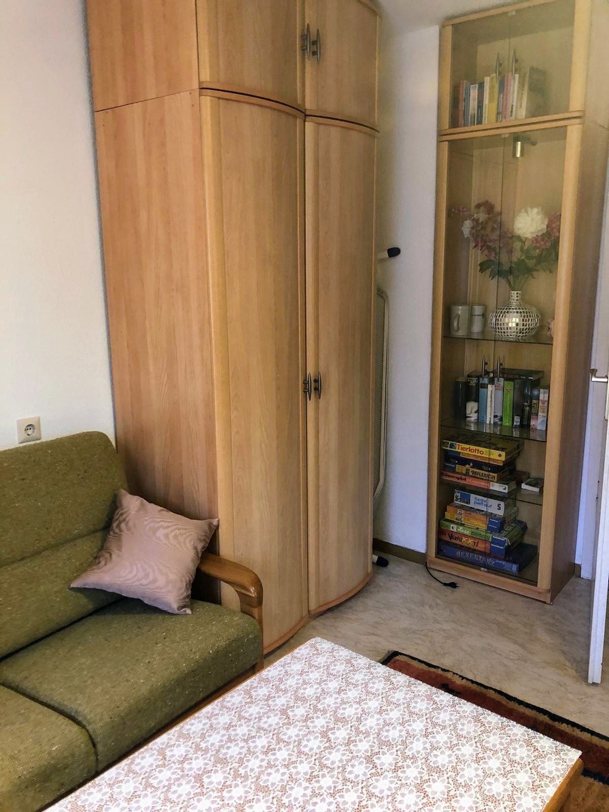 Kleiderschrank im Wohnzimmer