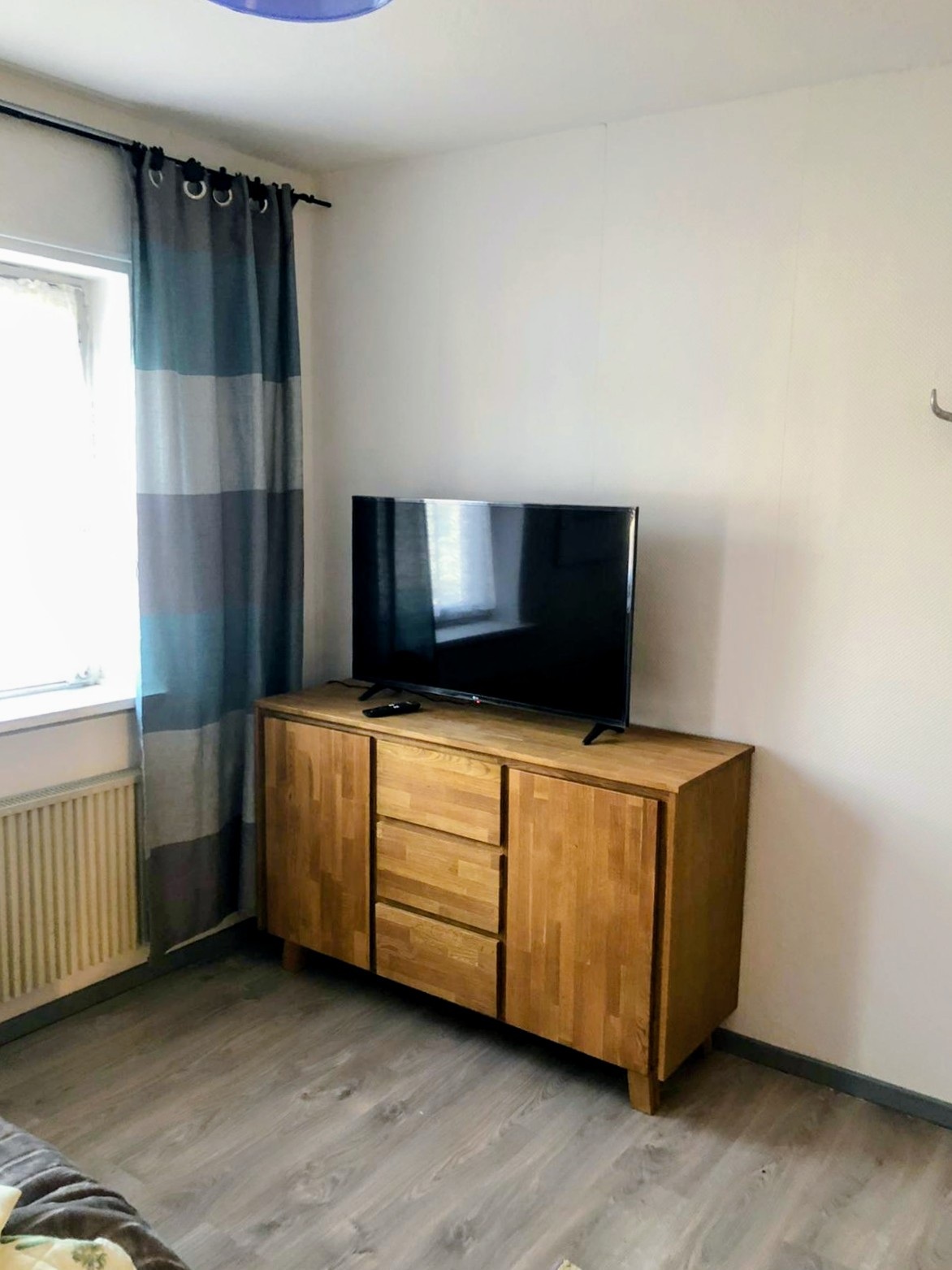 Fernseher im Vorgartenzimmer